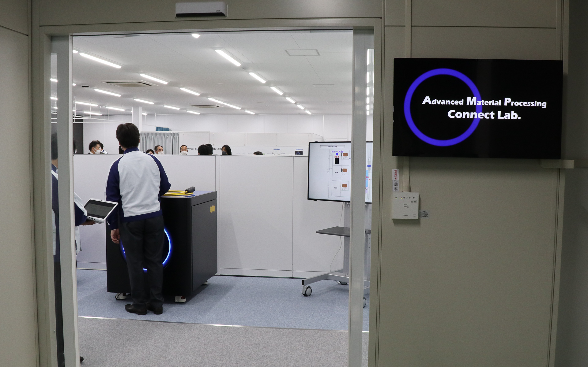 AMP Connect Labは会議室だった場所に仕切りなどを設置して改装したスペースとなる