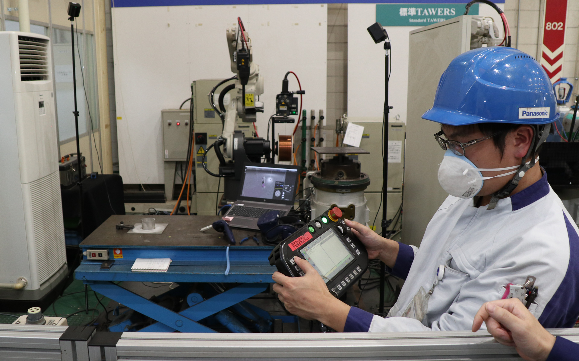 ペンダントと呼ばれる専用端末を使った従来のティーチングのデモ