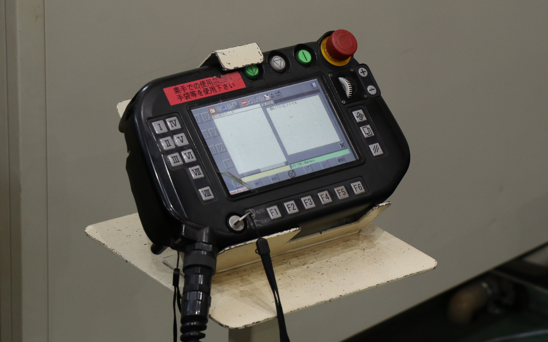 ペンダントと呼ばれる専用端末を使った従来のティーチングのデモ