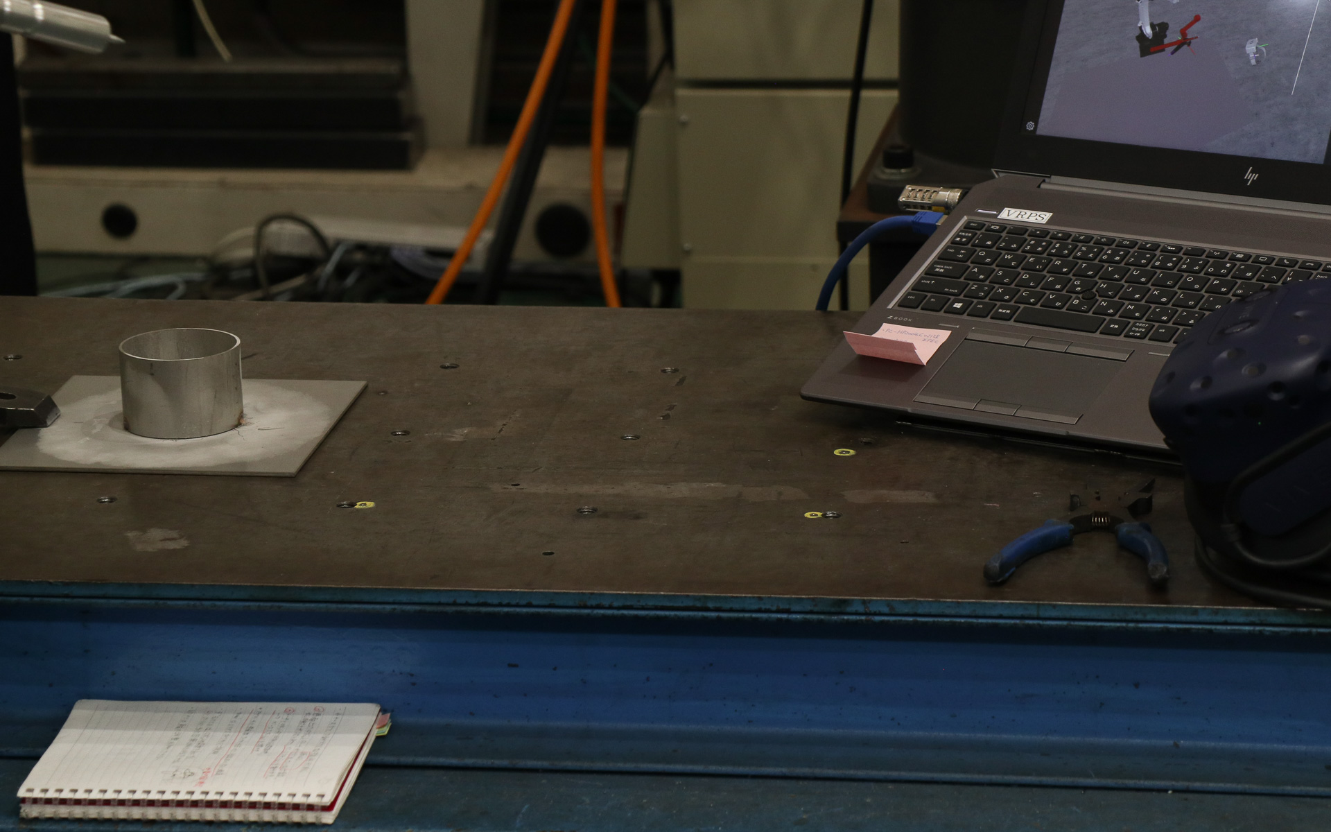 VRPSでは、最初にセンサーである2つのベースステーションが設置された場所で溶接機を模したコントローラーのキャリブレーションを実施