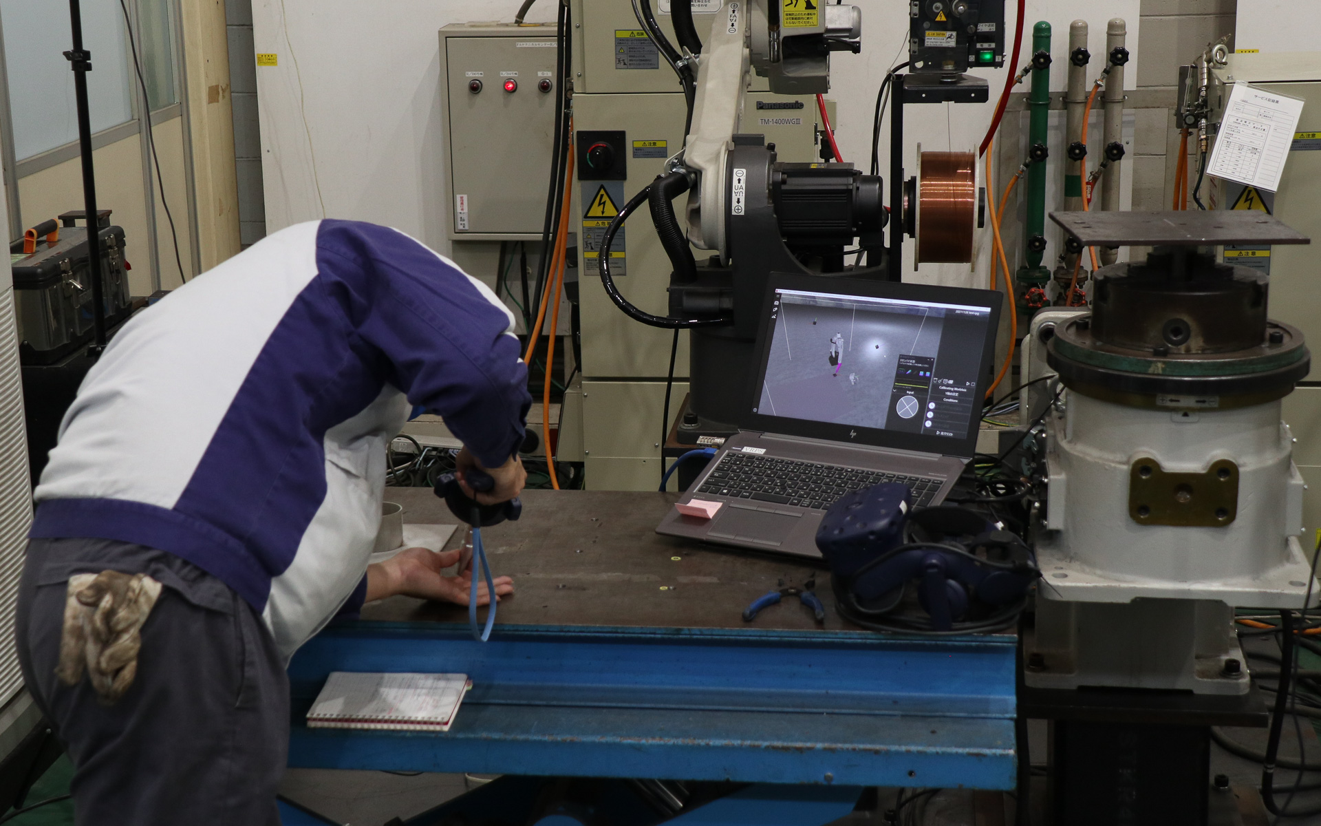 VRPSでは、最初にセンサーである2つのベースステーションが設置された場所で溶接機を模したコントローラーのキャリブレーションを実施