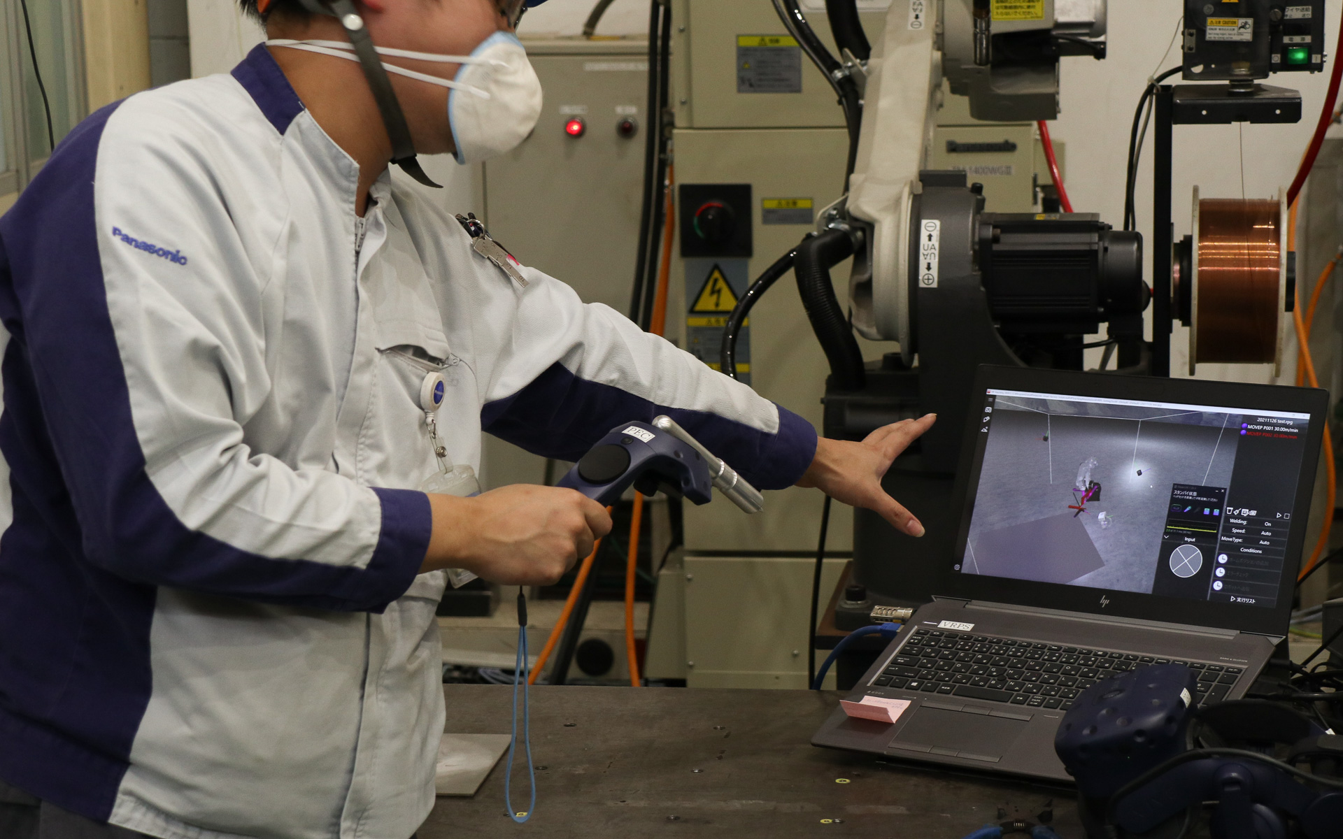 ステータスをキャリブレーションがティーチングに切り替え、コントローラーを使ってロボットに登録したい溶接動作の身振りを行なうと、大まかな動作が登録される