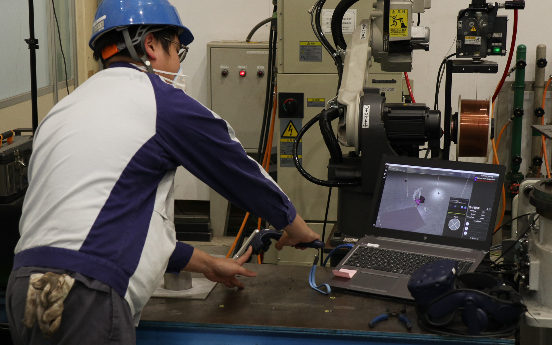 ステータスをキャリブレーションがティーチングに切り替え、コントローラーを使ってロボットに登録したい溶接動作の身振りを行なうと、大まかな動作が登録される