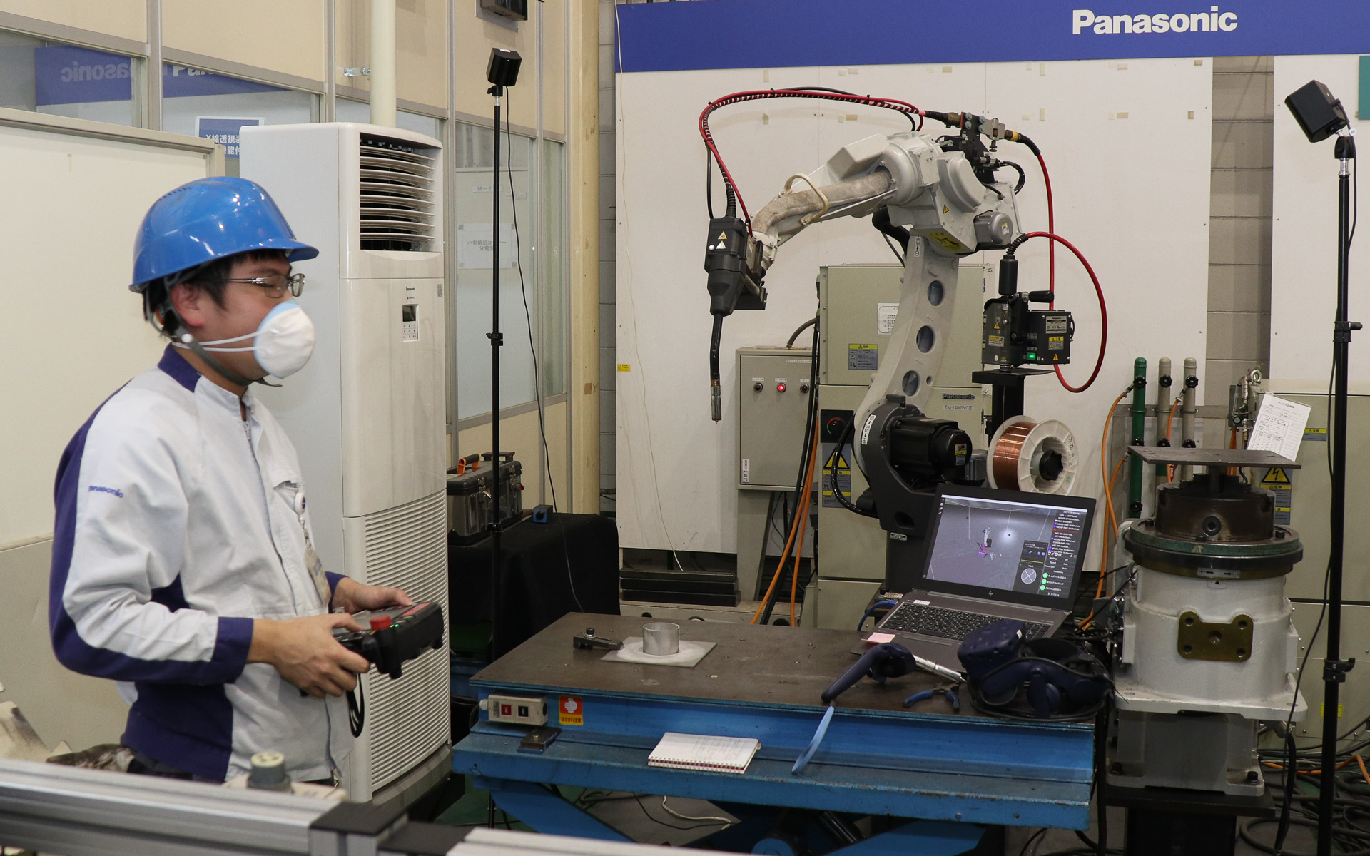 溶接は精密さが求められるため、最終的にペンダントを使って細かい部分を修正するとティーチングが完了する