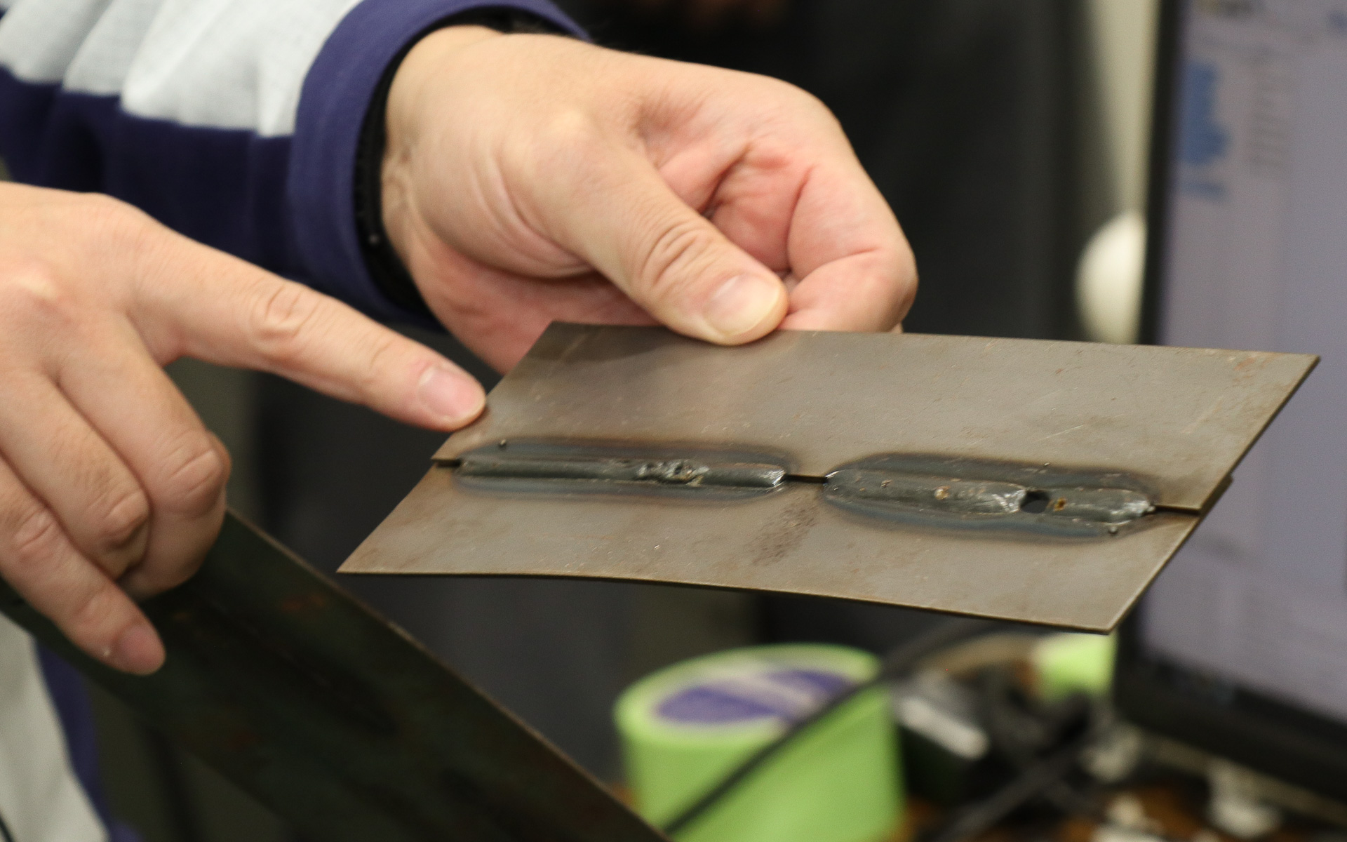 良品（左）と溶接不良（中央）のサンプルを設置して検査を実施