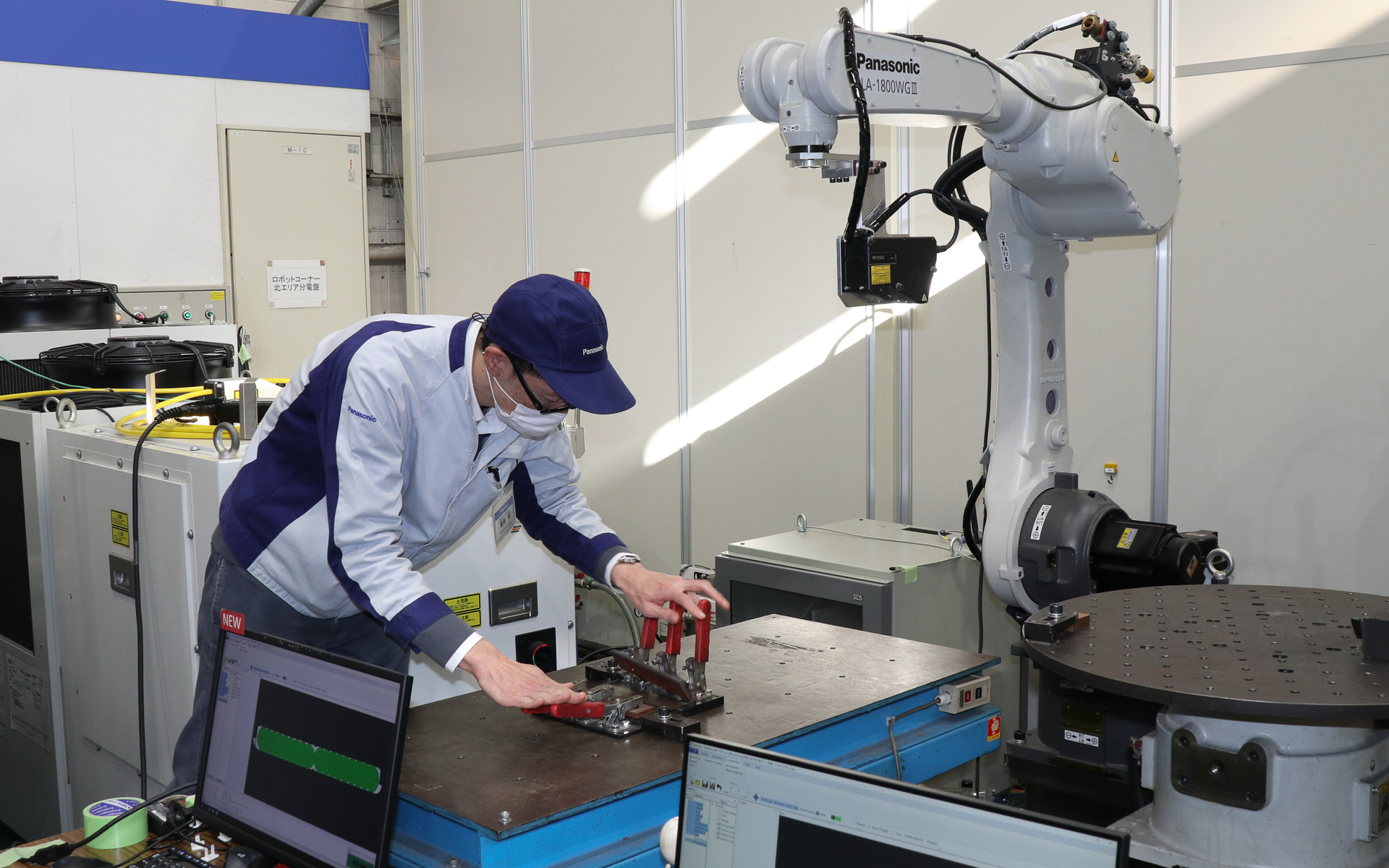 良品（左）と溶接不良（中央）のサンプルを設置して検査を実施