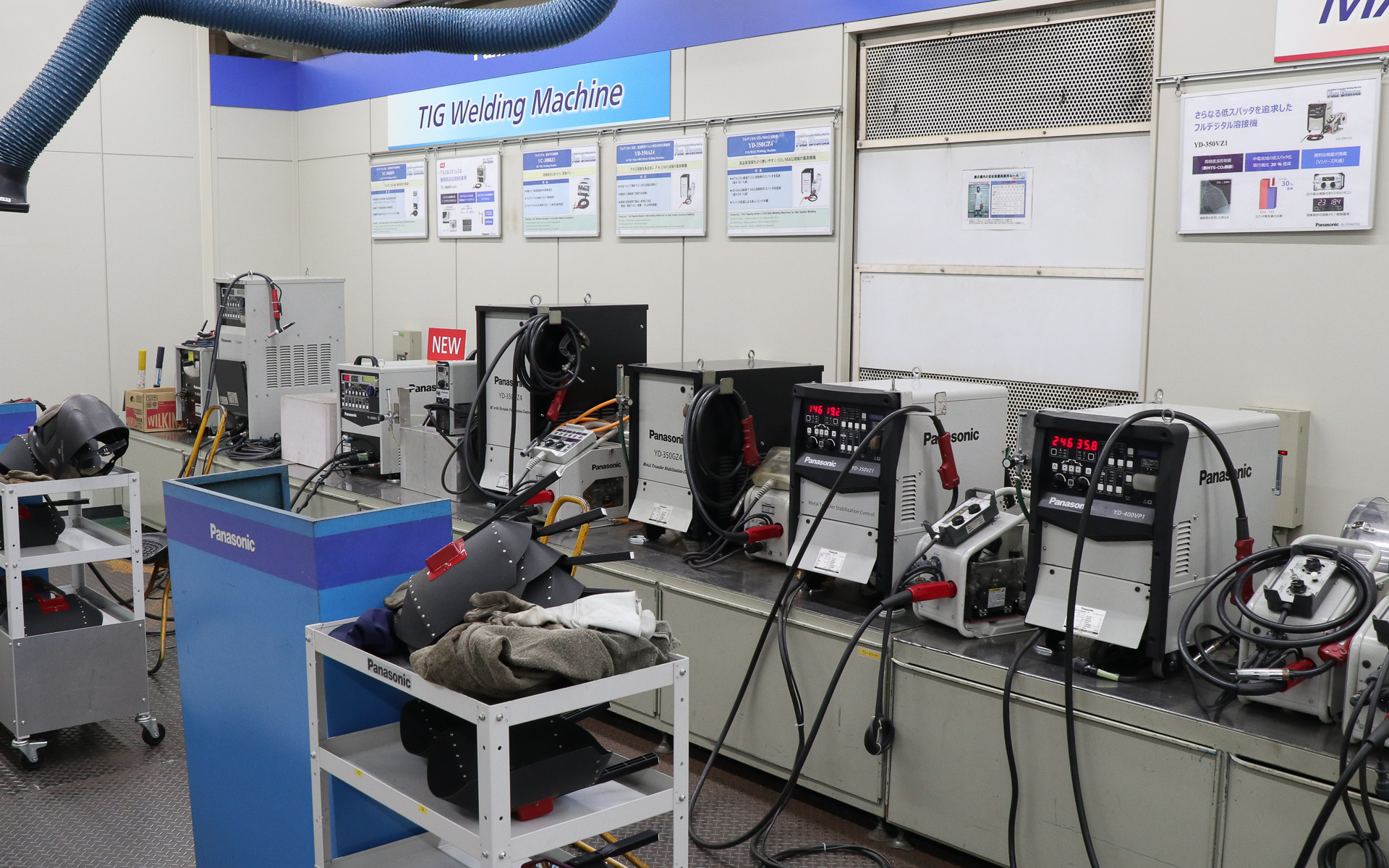 プロセスエンジニアリングセンターに入ってすぐのスペースには、同社のさまざまな溶接機が展示されている