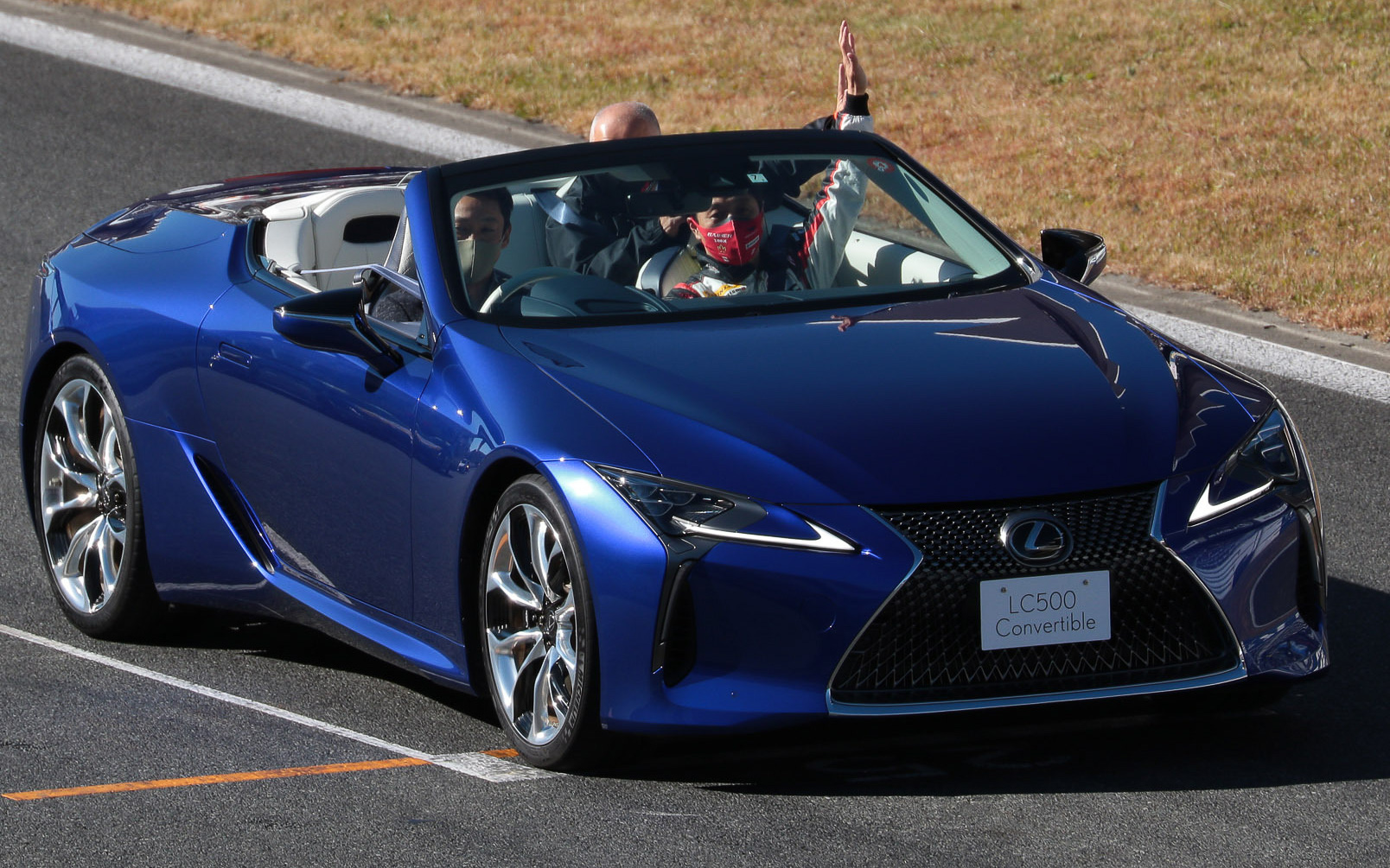 先頭はレクサスのオープンカー。運転席は中嶋一貴選手、助手席は星野一樹選手、後席は坂東代表