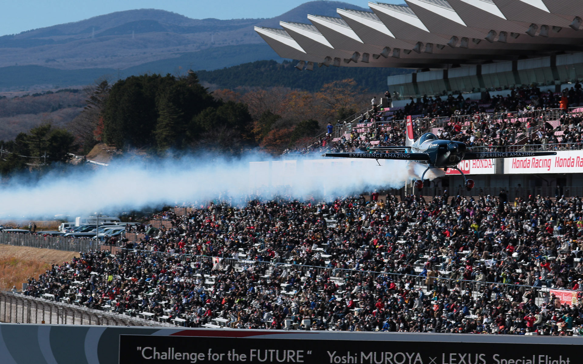 衝撃的な高度で行なわれたフライトパフォーマンス