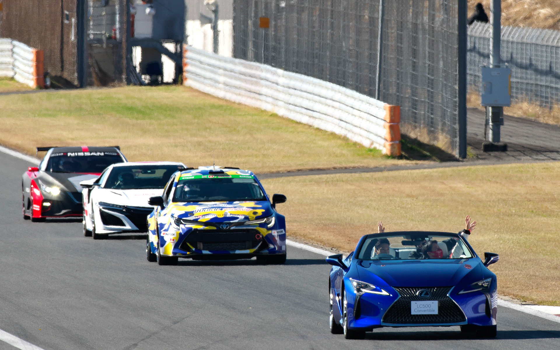 水素カロラーも登場したパレード走行