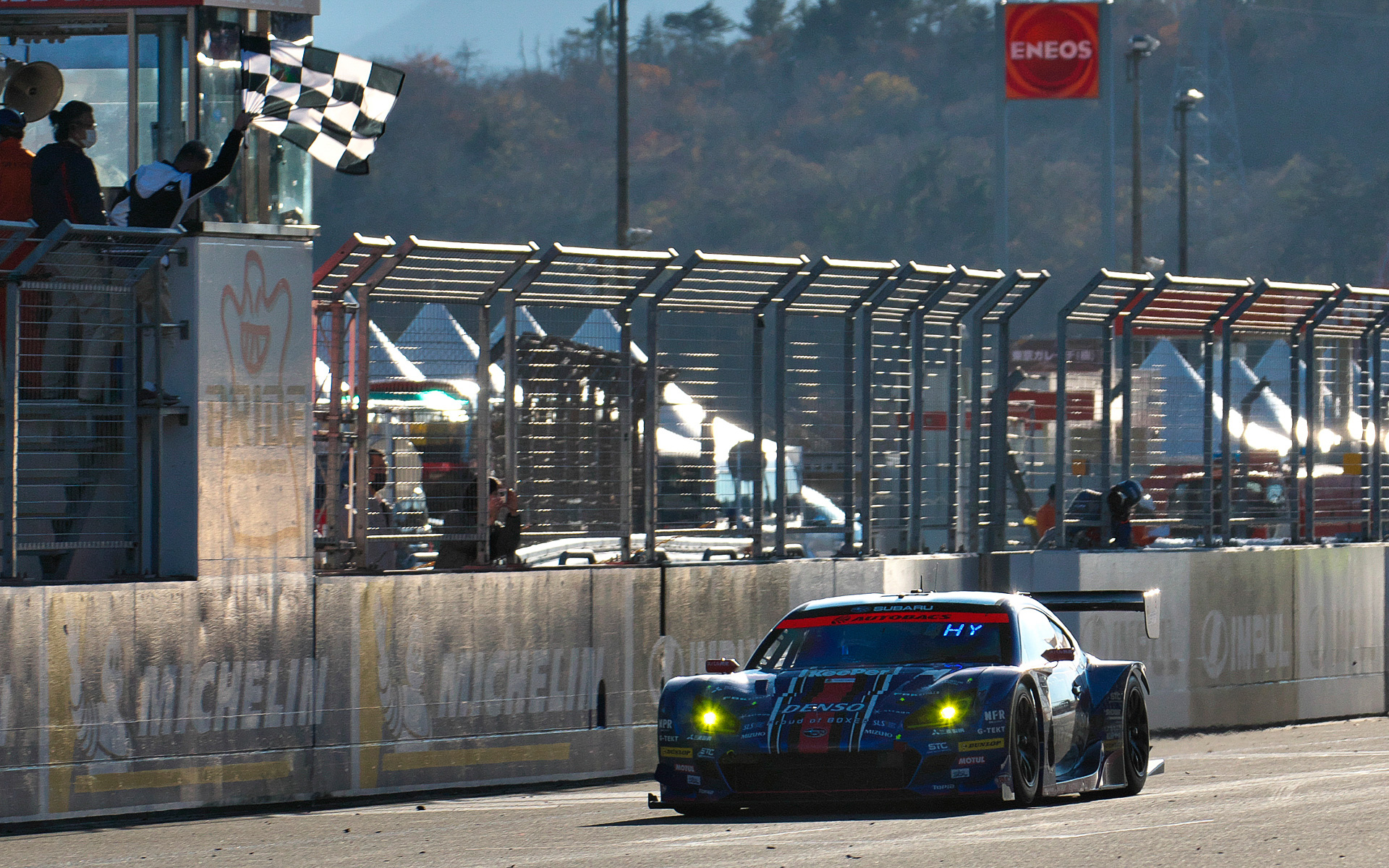 3位でチェッカーフラッグを受ける61号車、シリーズチャンピオンも獲得した