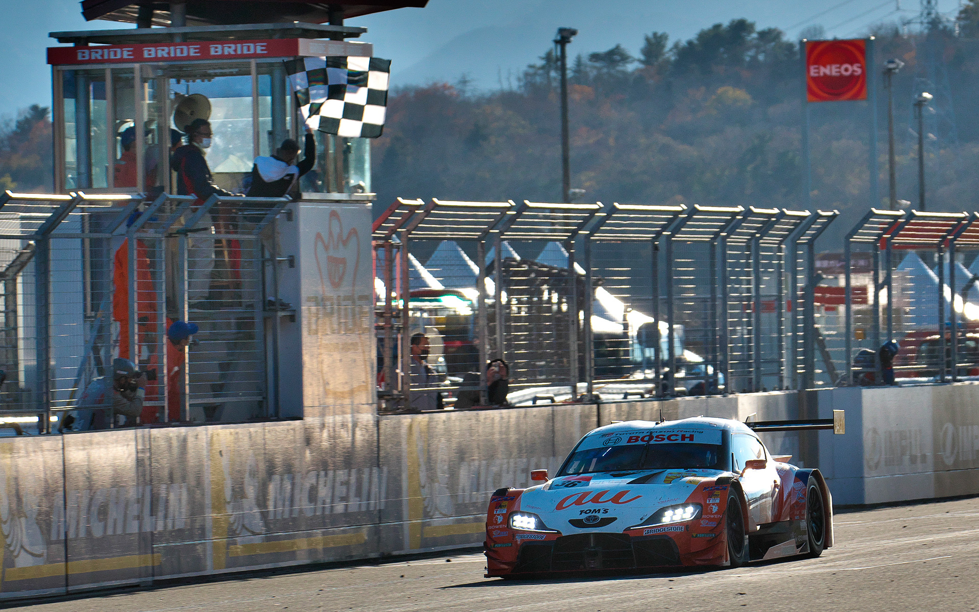 トップでチェッカーを受ける36号車