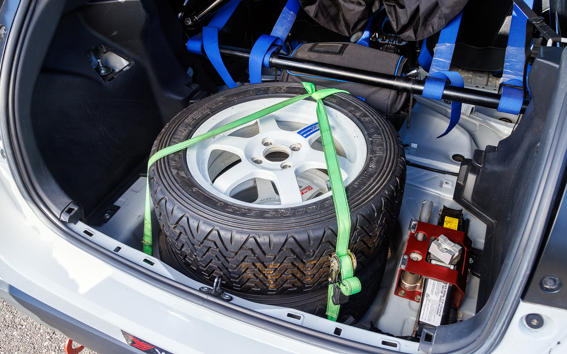 スペアタイヤを2本搭載していた