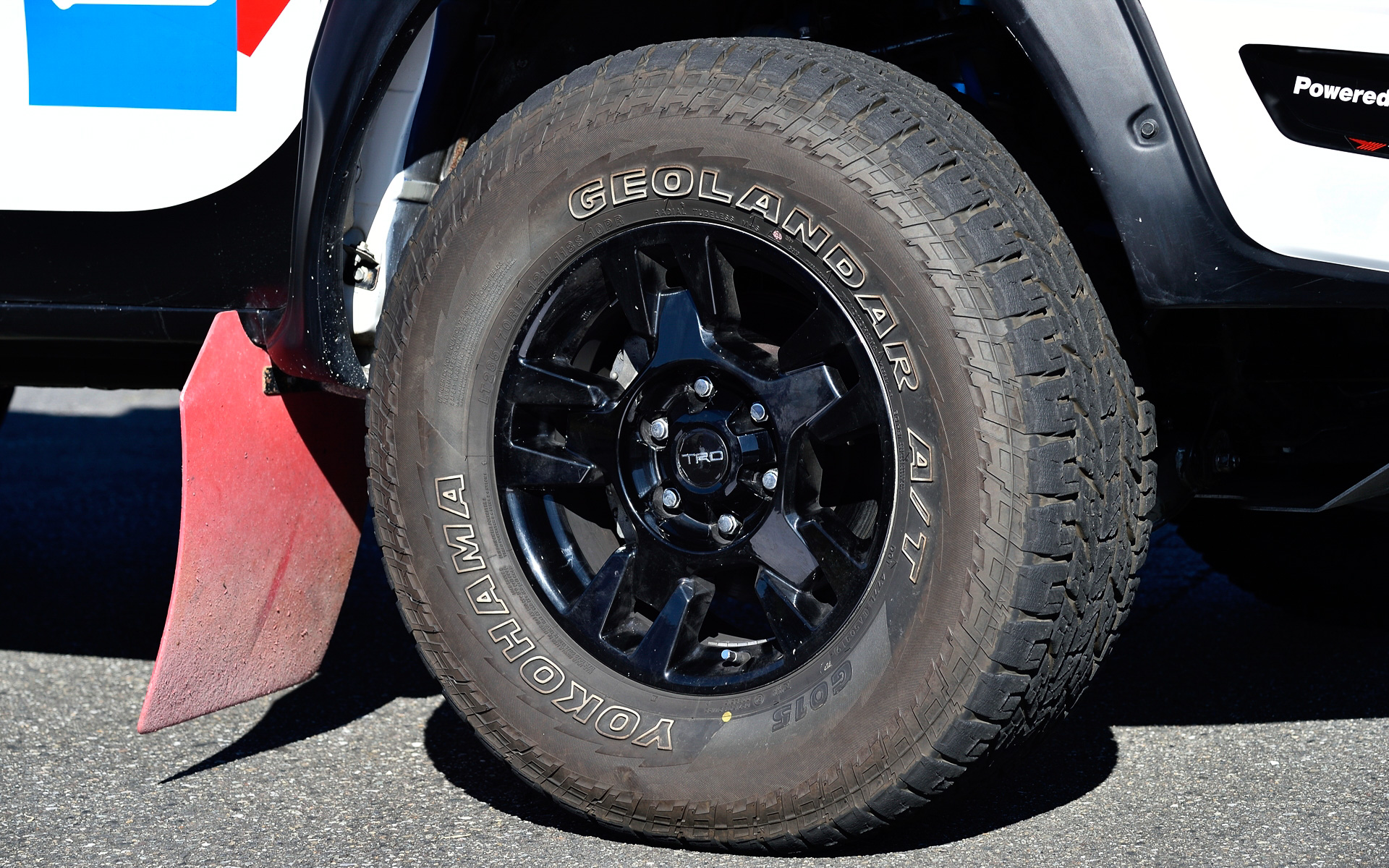 タイヤは横浜ゴム「ジオランダー A/T G015」。サイズは285/70R17