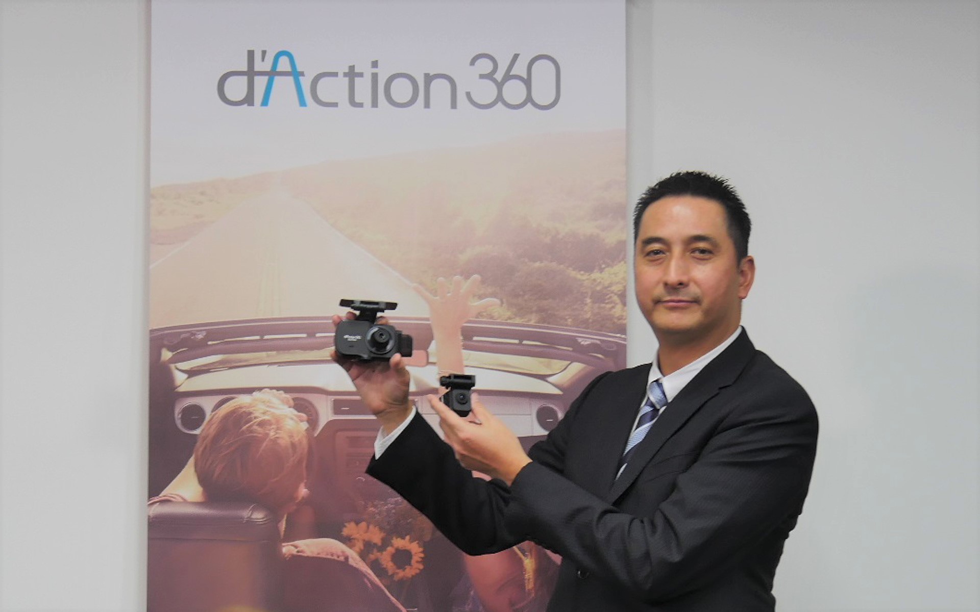 新製品「ダクション360D」を発表した株式会社カーメイト 代表取締役社長 徳田勝氏