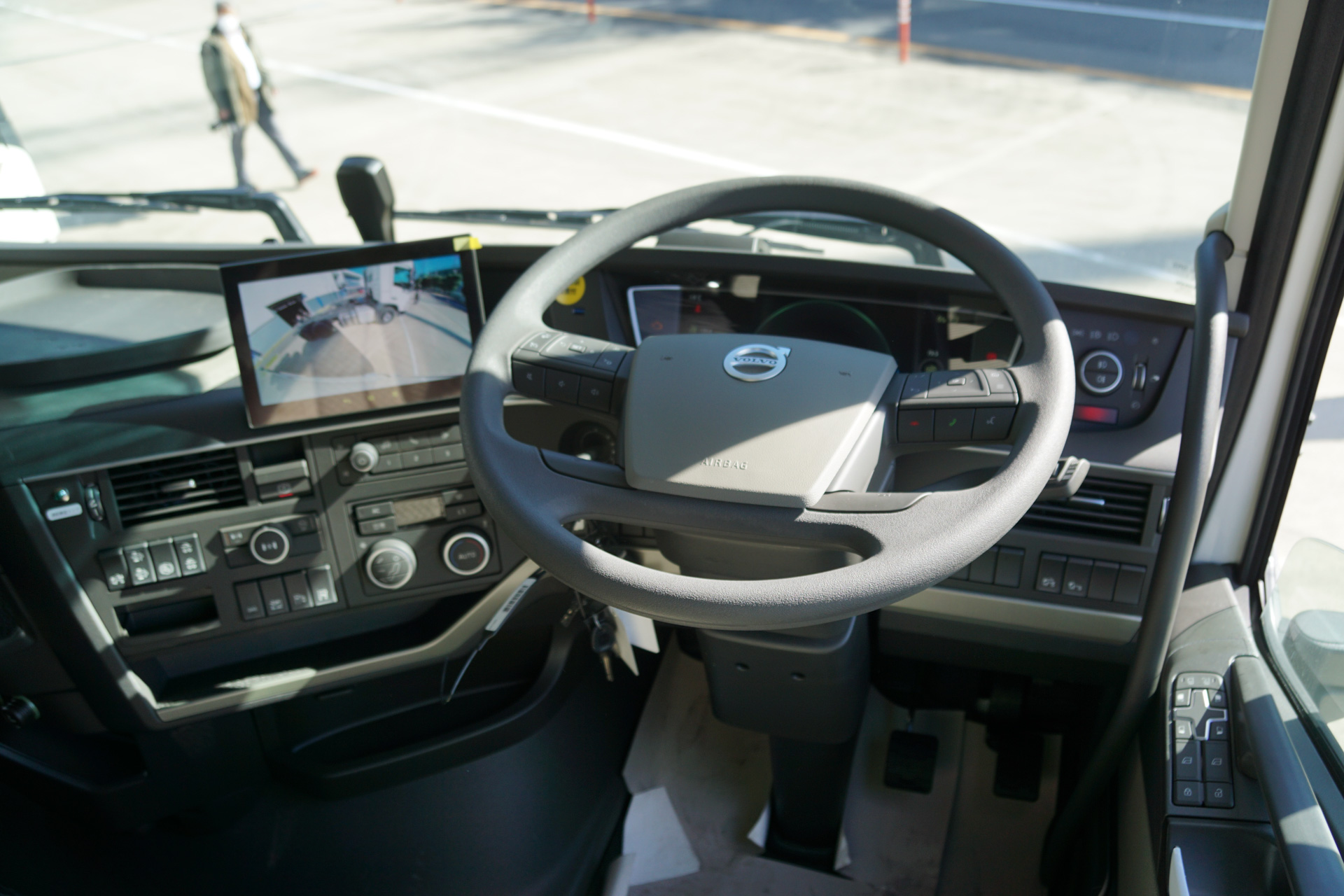 「パッセンジャーコーナーカメラ」の映像が9インチサイドディスプレイに表示される