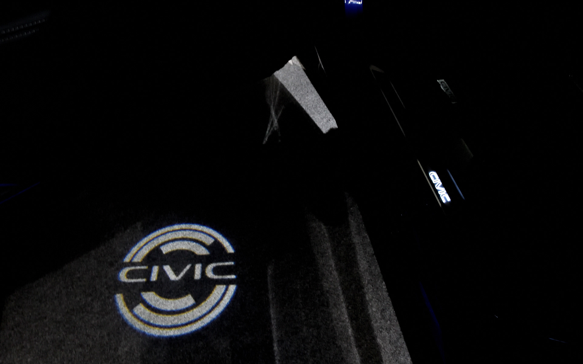 インテリアでは所有する喜びを高めるアイテムとして、センターコンソールボックス＆ドリンクホルダーイルミネーション（2万2000円）やサイドステップガーニッシュ（フロント部LEDイルミネーション。3万800円）、ドア開閉時に足下を車名ロゴで優しく照らすパターンプロジェクター（3万3000円）など、シビックの持つ上質感をさらに向上させるアクセサリーを揃える