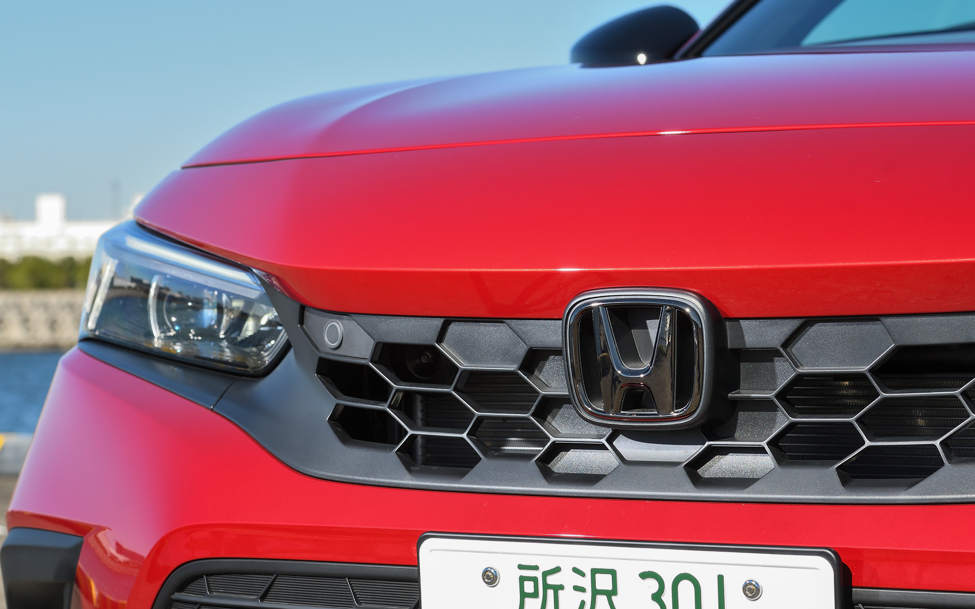 エクステリアではドライビングを楽しむアイテムとして、シビックが持つ走りのイメージを高めるフロントロアースカート(4万9500円)、テールゲートスポイラー(4万4000円)、18インチアルミホイール(18×8J PCD114.3mm インセット50mm。4万6200円/本)などをラインアップ。テールゲートスポイラーはベース部分にブラックをあしらったデザインとし、ウイング部のフローティングデザインを強調している。ボディ色ではなくブラックのフロントロアースカートとドアミラーカバー(ベルリナブラック)、ブラックエンブレムを組み合わせたスポーティなコーディネートを楽しめる