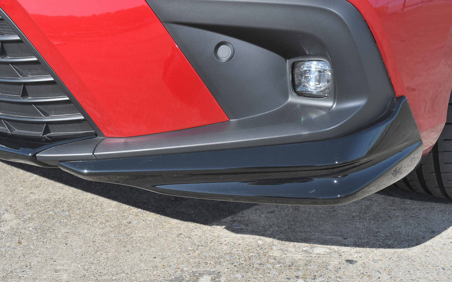 エクステリアではドライビングを楽しむアイテムとして、シビックが持つ走りのイメージを高めるフロントロアースカート(4万9500円)、テールゲートスポイラー(4万4000円)、18インチアルミホイール(18×8J PCD114.3mm インセット50mm。4万6200円/本)などをラインアップ。テールゲートスポイラーはベース部分にブラックをあしらったデザインとし、ウイング部のフローティングデザインを強調している。ボディ色ではなくブラックのフロントロアースカートとドアミラーカバー(ベルリナブラック)、ブラックエンブレムを組み合わせたスポーティなコーディネートを楽しめる