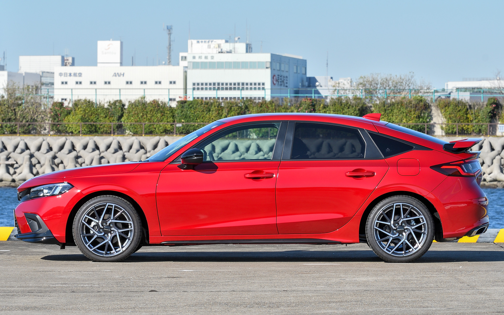 8月に発表、9月に発売された新型シビック。それにあわせて、ホンダアクセスは純正アクセサリーを発売。新型シビック用純正アクセサリーは「二人のための上質なクーペ」をコンセプトとし、ドライビングそのものの楽しみ、所有する喜びを高めるためのアイテムをラインアップした