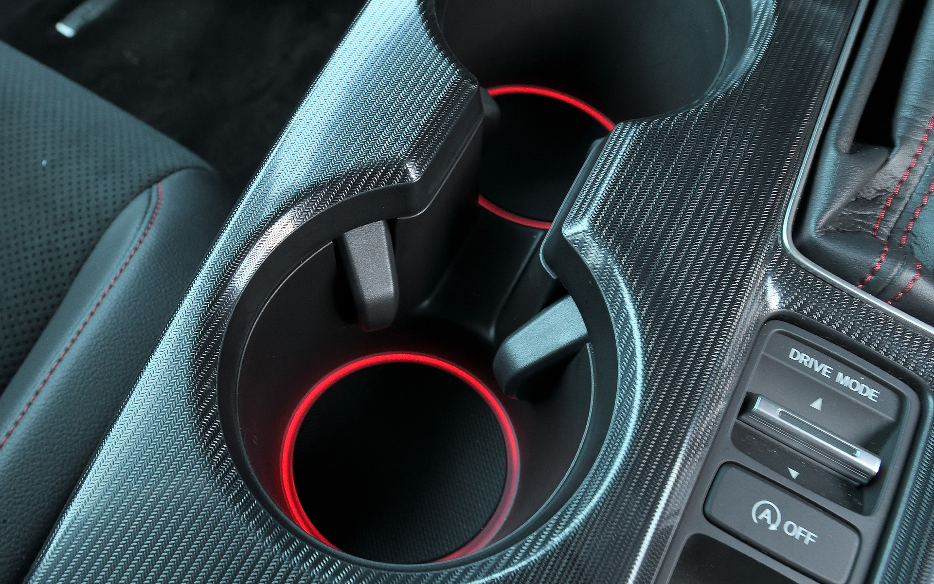 インテリアでは所有する喜びを高めるアイテムとして、センターコンソールボックス＆ドリンクホルダーイルミネーション（2万2000円）やサイドステップガーニッシュ（フロント部LEDイルミネーション。3万800円）、ドア開閉時に足下を車名ロゴで優しく照らすパターンプロジェクター（3万3000円）など、シビックの持つ上質感をさらに向上させるアクセサリーを揃える