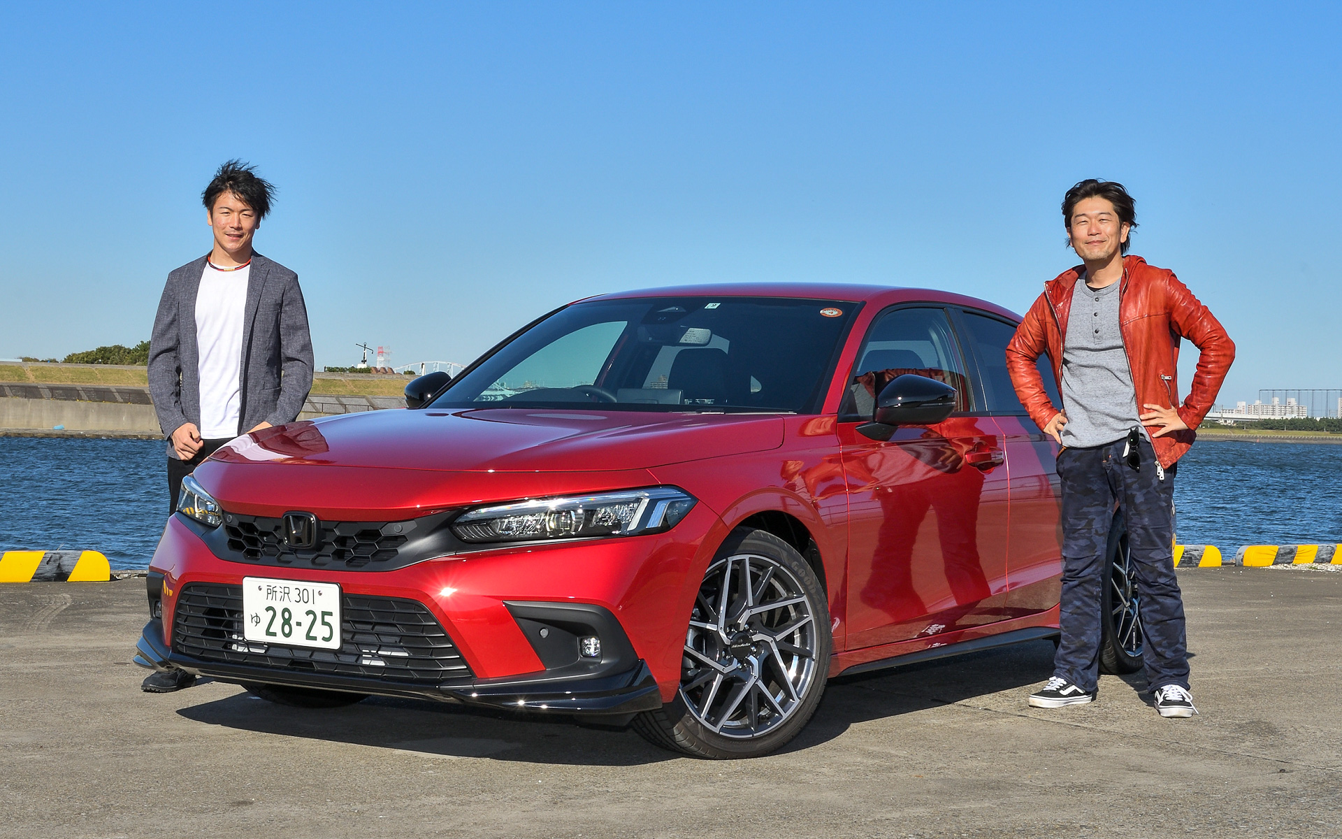 新型「シビック」純正アクセサリー装着車を、スーパーフォーミュラやSUPER GTといった国内最高峰レースで戦う大津弘樹選手（左）がドライブ。その評価をモータージャーナリストの山田弘樹氏（右）がインタビューした