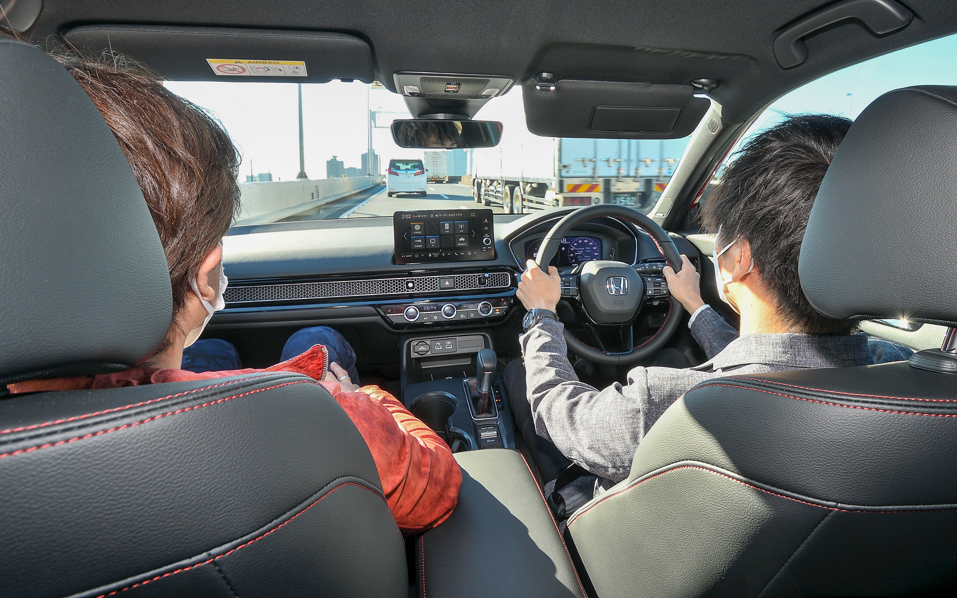 「ステアリングを通して動きがつかみやすいから、狙った通りに走らせられる」と新型シビック純正アクセサリー装着車を評価する大津選手