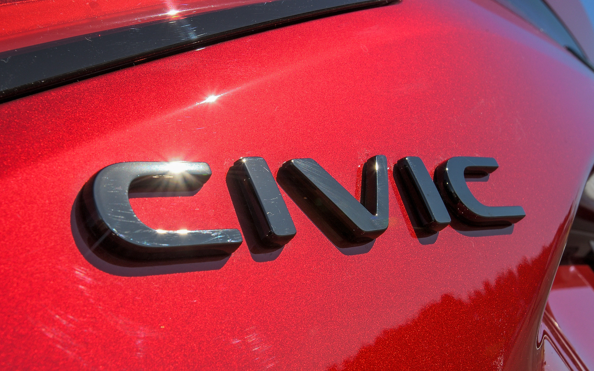 エクステリアではドライビングを楽しむアイテムとして、シビックが持つ走りのイメージを高めるフロントロアースカート(4万9500円)、テールゲートスポイラー(4万4000円)、18インチアルミホイール(18×8J PCD114.3mm インセット50mm。4万6200円/本)などをラインアップ。テールゲートスポイラーはベース部分にブラックをあしらったデザインとし、ウイング部のフローティングデザインを強調している。ボディ色ではなくブラックのフロントロアースカートとドアミラーカバー(ベルリナブラック)、ブラックエンブレムを組み合わせたスポーティなコーディネートを楽しめる