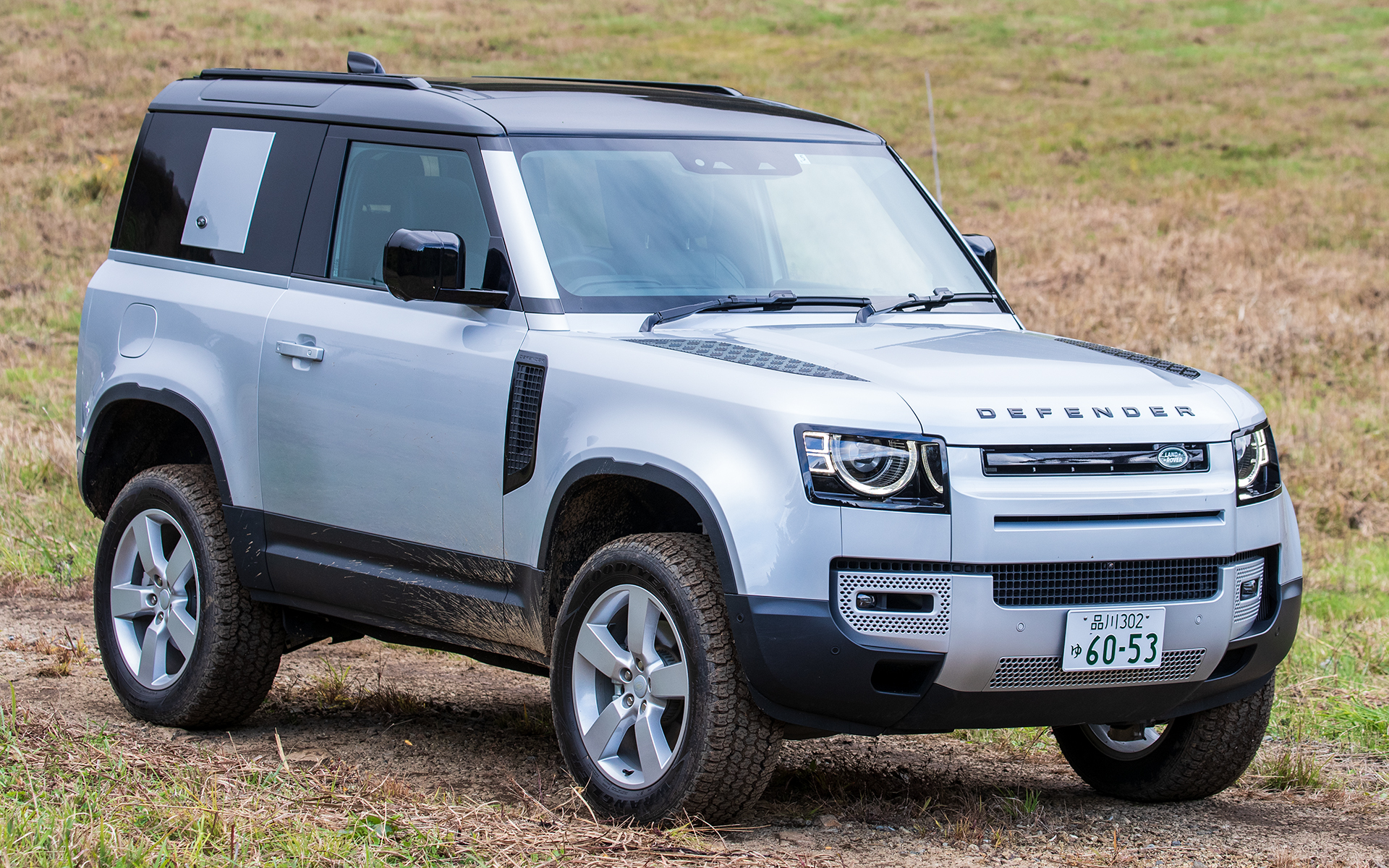 ランドローバー「ディフェンダー」。写真はショートホイールベースの「ディフェンダー 90」。価格は551万円~797万円。300PS/400Nmを発生する直列4気筒2.0リッターINGENIUMガソリンエンジンモデルを設定する。従来のラダーフレーム構造から変えて、軽量アルミニウムのモノコック構造を採用しつつ、初代ディフェンダーのアイコニックなシルエットを継承。フルタイム4輪駆動により安定した走りを提供するとともに、路面状況に応じて最適なサスペンション、トランスミッション、トラクションなどの車両設定を自動制御するテレイン・レスポンス2を採用している。また、先進運転支援システム(ADAS)の採用や、インフォテインメントシステム「Pivi Pro」など最新装備も充実している