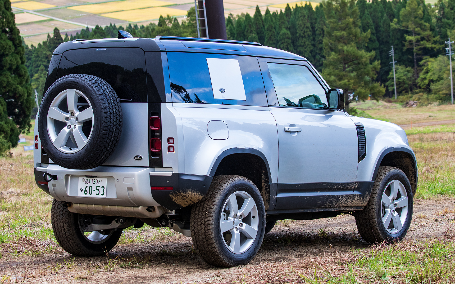 ランドローバー「ディフェンダー」。写真はショートホイールベースの「ディフェンダー 90」。価格は551万円~797万円。300PS/400Nmを発生する直列4気筒2.0リッターINGENIUMガソリンエンジンモデルを設定する。従来のラダーフレーム構造から変えて、軽量アルミニウムのモノコック構造を採用しつつ、初代ディフェンダーのアイコニックなシルエットを継承。フルタイム4輪駆動により安定した走りを提供するとともに、路面状況に応じて最適なサスペンション、トランスミッション、トラクションなどの車両設定を自動制御するテレイン・レスポンス2を採用している。また、先進運転支援システム(ADAS)の採用や、インフォテインメントシステム「Pivi Pro」など最新装備も充実している