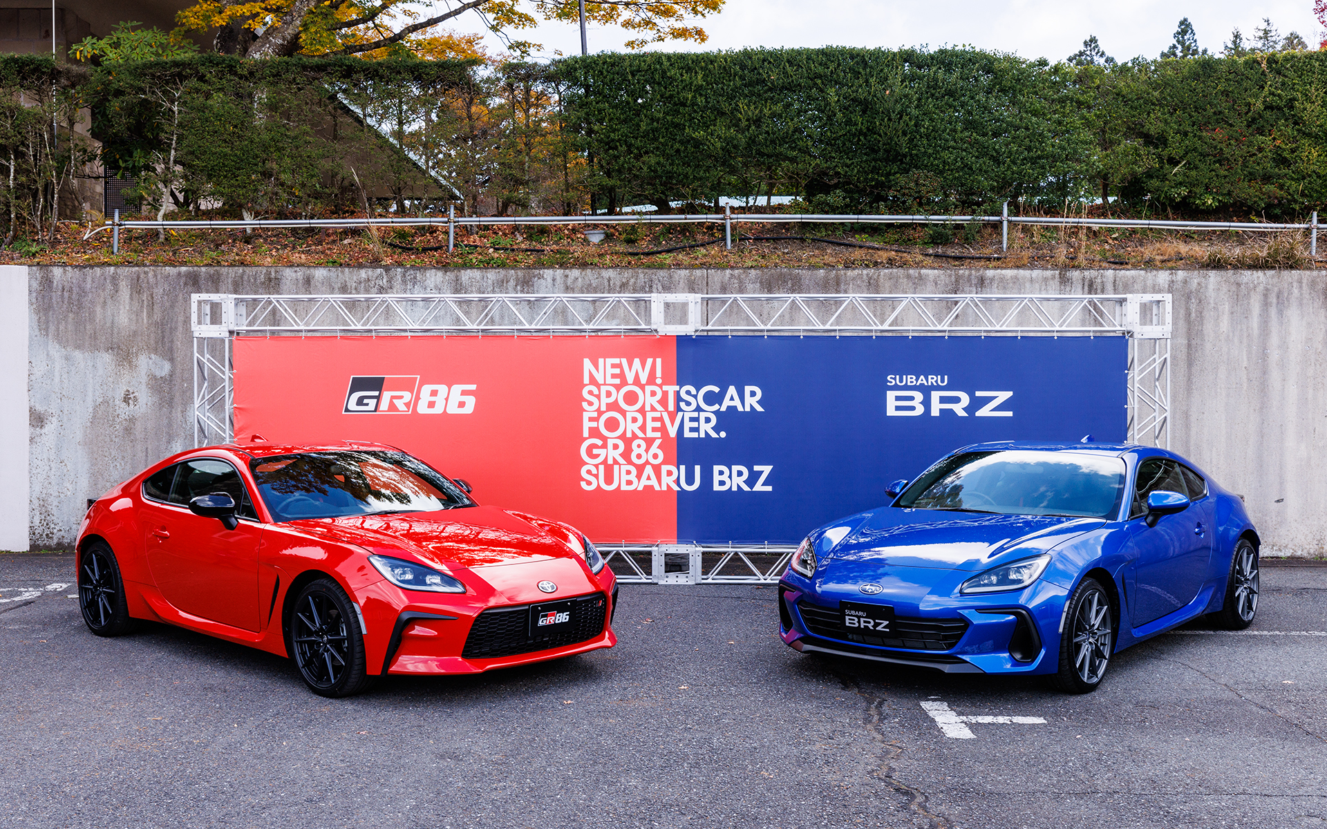 GR86（左）＆BRZ（右）。どちらもボディサイズは4265×1775×1310mm（全長×全幅×全高）、ホイールベースは2575mmで共通