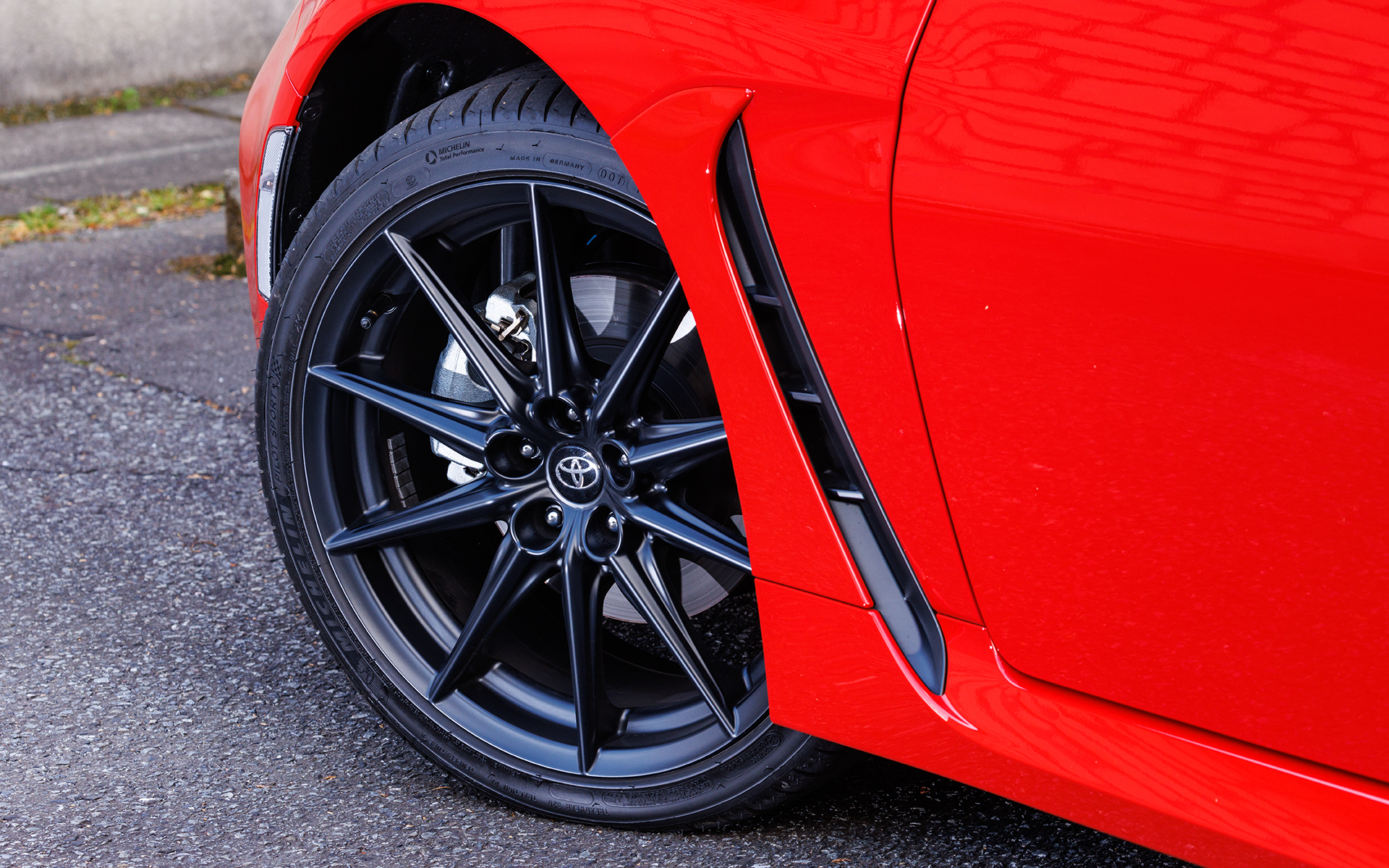 GR86のRZは、マットブラック塗装の18インチアルミホイールに、215/40R18サイズのミシュラン「パイロットスポーツ 4」を装着