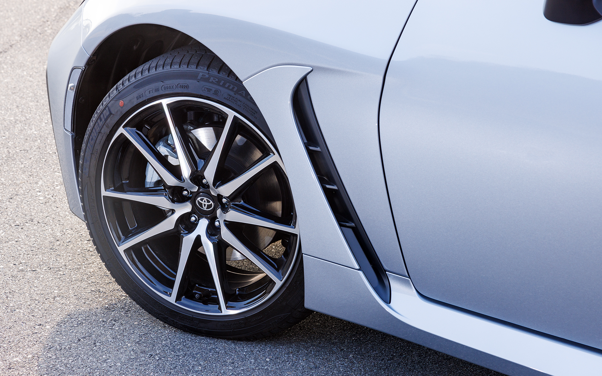 GR86のSZは17インチホイール（切削光輝＋ブラック塗装）と、215/45R17サイズのミシュラン「プライマシーHP」の組み合わせ