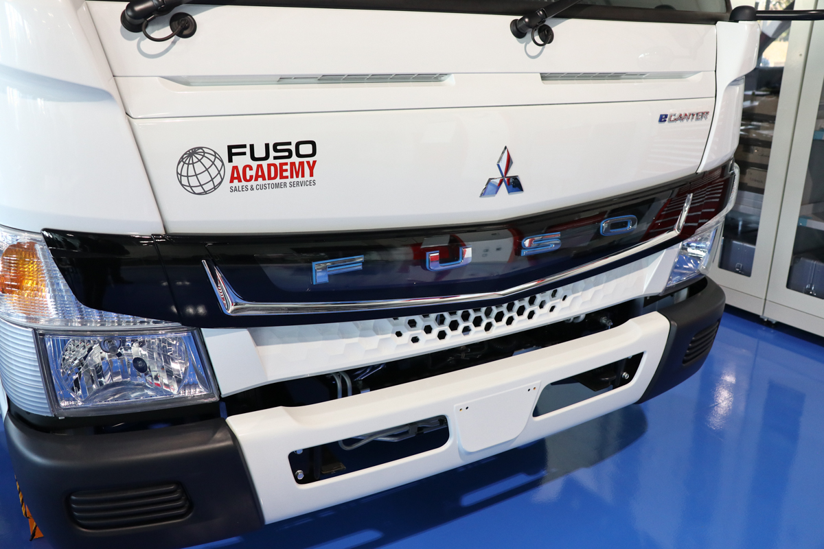 カスタマーエクスペリエンスセンターにあるeCanter。FUSOアカデミーのロゴ入りで、架装なしの状態となる