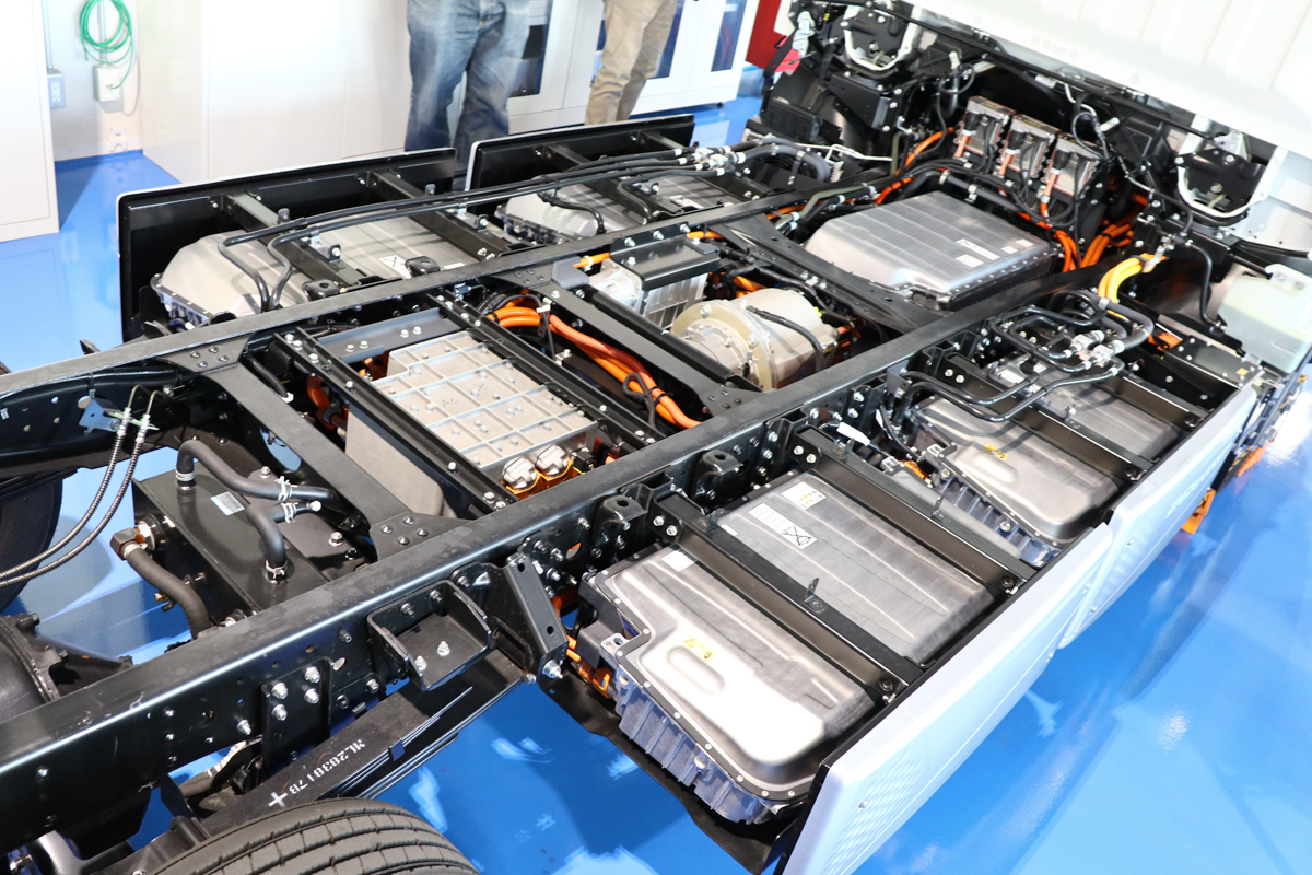 搭載するバッテリパックなども見える状態