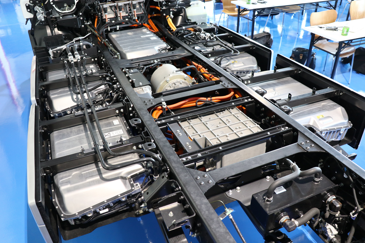 搭載するバッテリパックなども見える状態