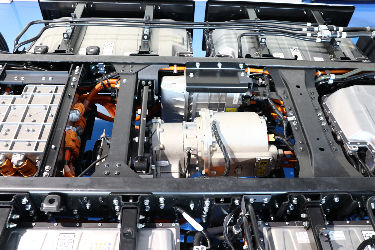 走行用のモーターが見える