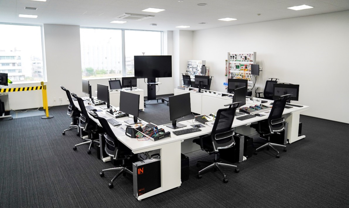 eLabでは机をU字型に配置