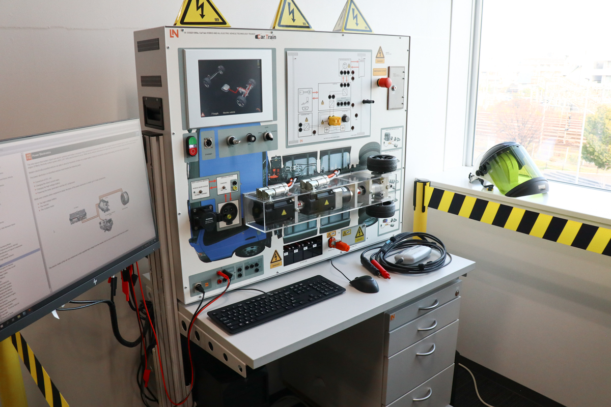 eCanterに準じた電気系統を学べるボード