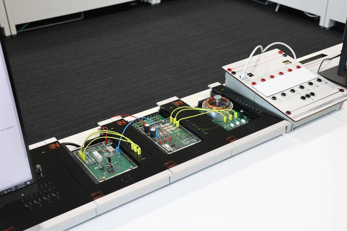 電気を使った仕組みの基礎知識も学べる。右端は三相交流から交流モーターが回転していることをシミュレーション