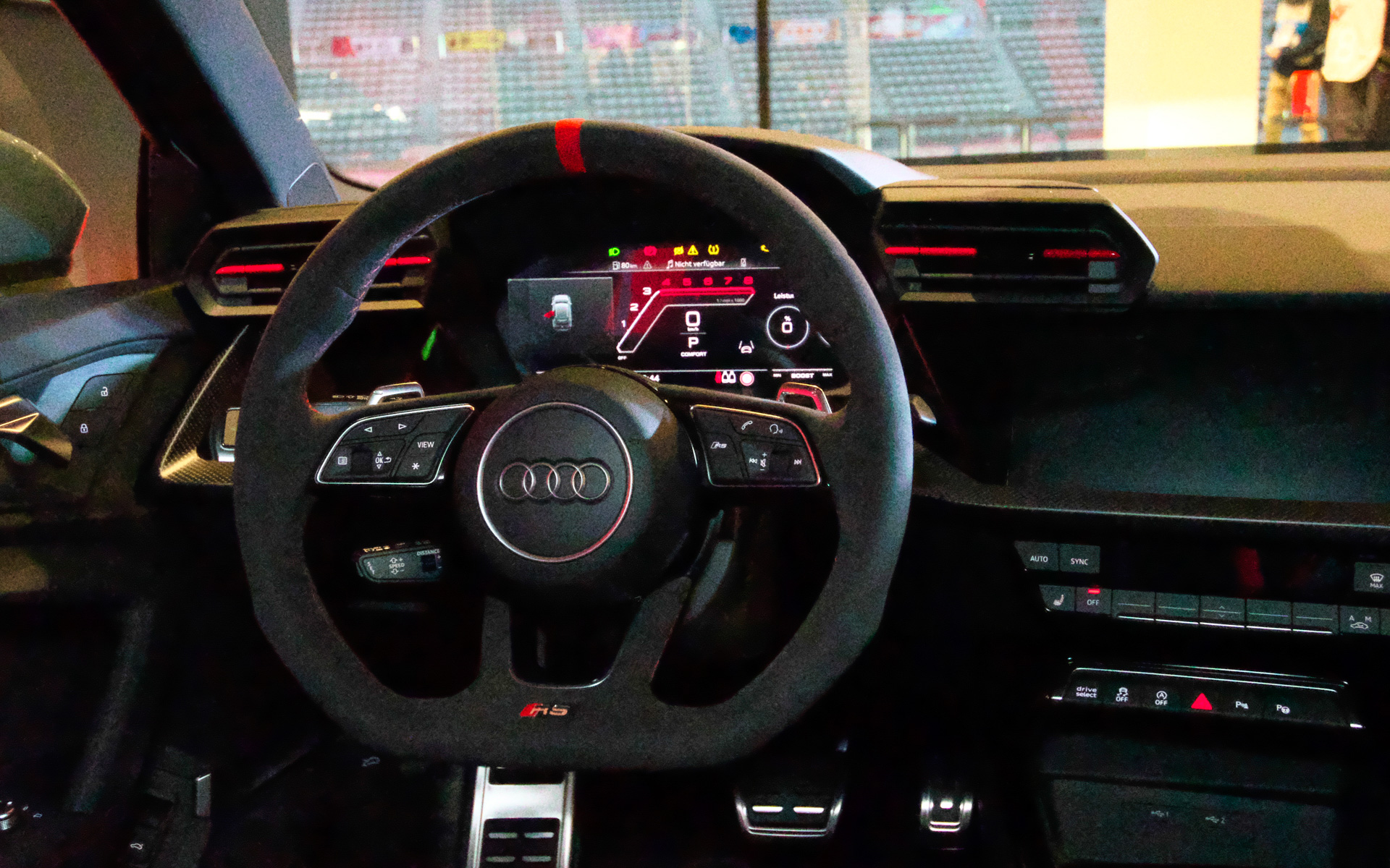 レーシーなコクピットデザイン