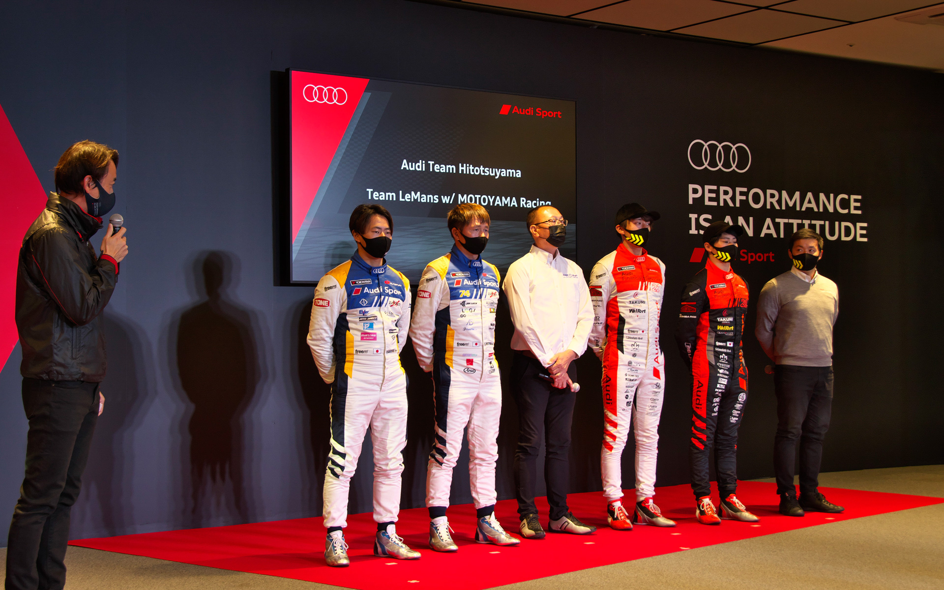 左が6号車 Team LeMans Audi R8 LMS（本山哲/片山義章組、YH）のドライバーとチーム代表、右が21号車 Hitotsuyama Audi R8 LMS（川端伸太朗/篠原拓朗組、YH）のドライバーとチーム代表