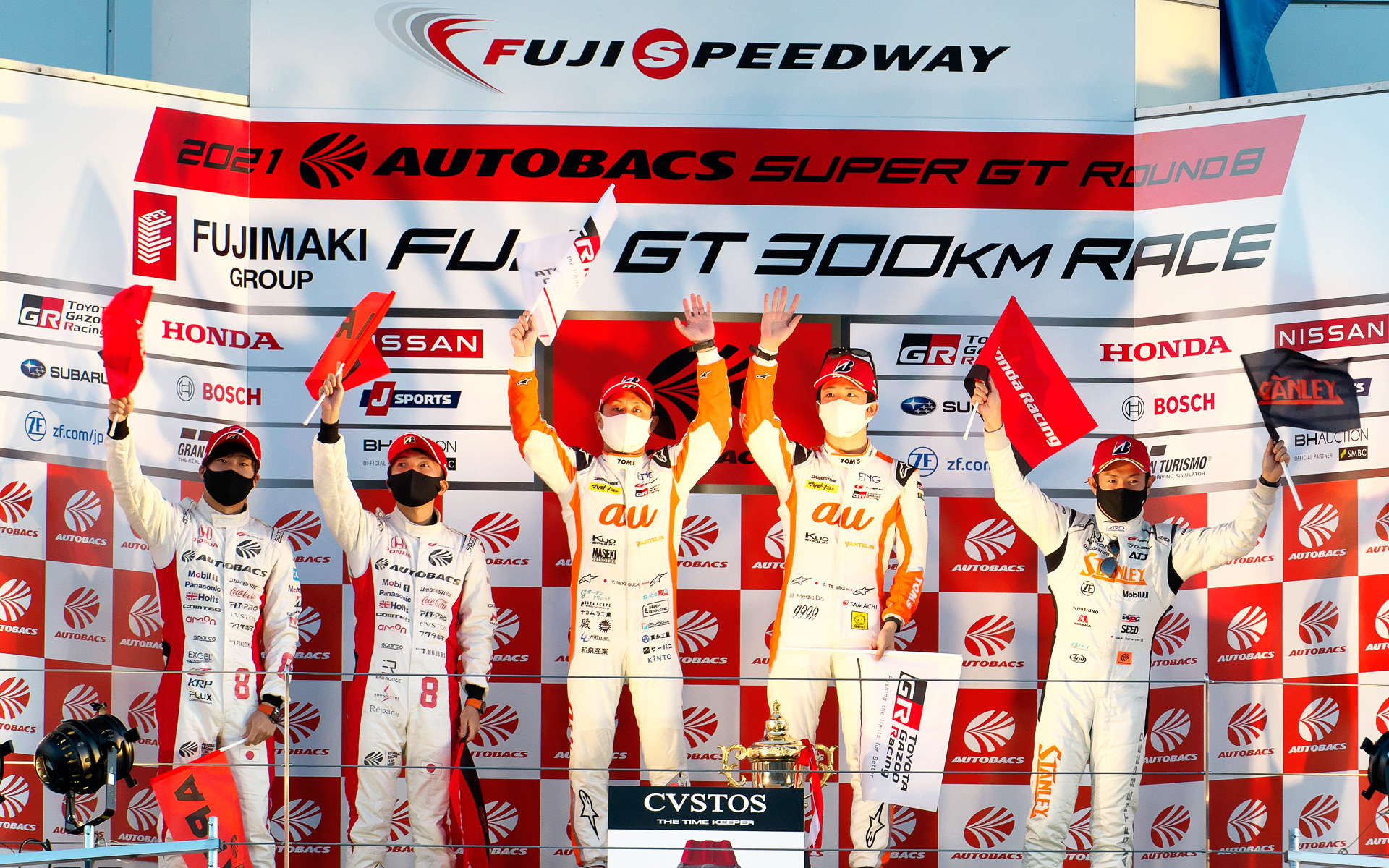 シリーズチャンピオン表彰式。左からシリーズ2位となった福住仁嶺選手と野尻智紀選手、チャンピオンを獲得した関口雄飛選手と坪井翔選手、そしてシリーズ3位となった山本尚貴選手