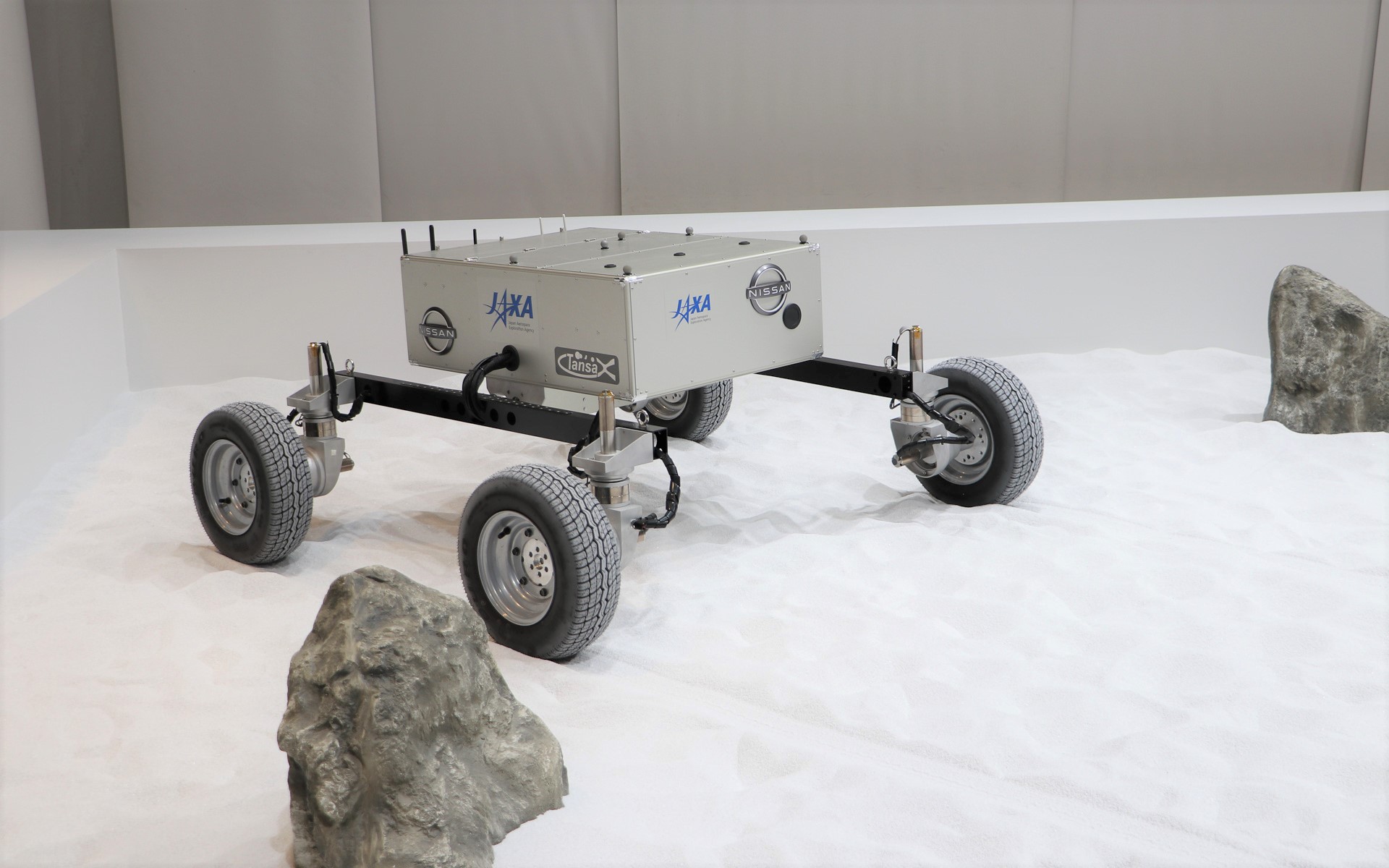 公開されたローバ（試作機）は、あくまで地球上での研究用テスト車両で、実際にロケットに搭載して月や火星などに送り込むための機体ではないという