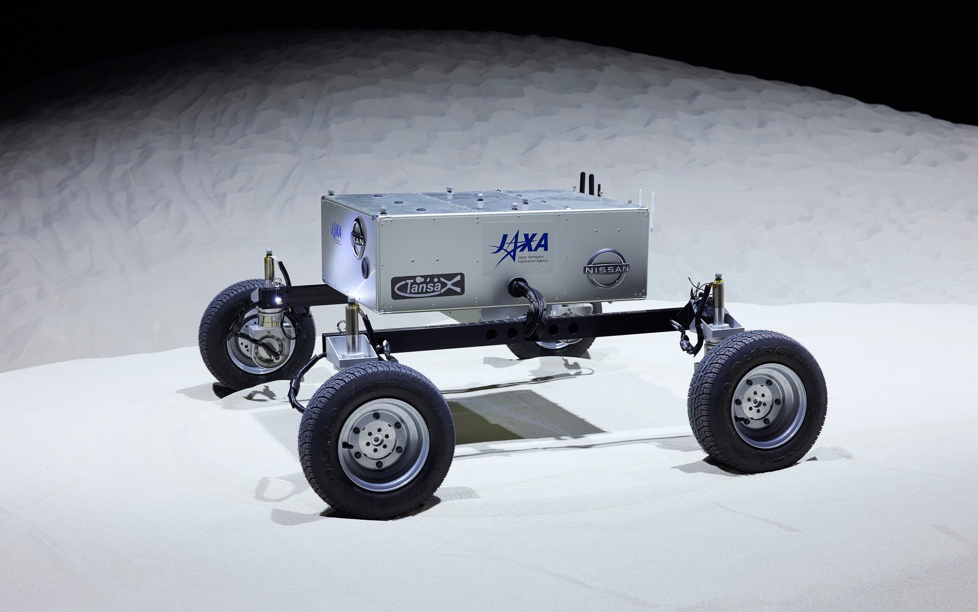 ローバ（試作機）は4輪とも舵が切れるため、その場で旋回して方向転換することも可能