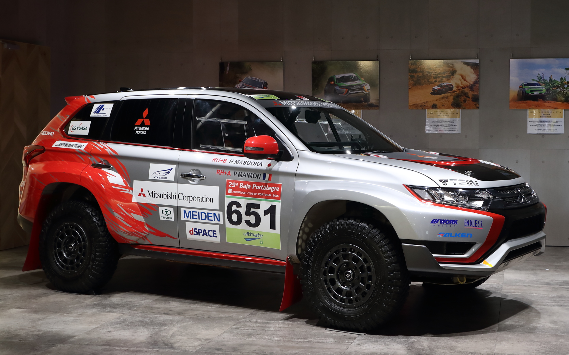 アウトランダーPHEVバハ・ポルタレグレ500参戦車両（2015年）。全長4695mm（±0）×全幅2000mm（＋200）×全高1810mmm（＋100）※カッコ内はノーマル比