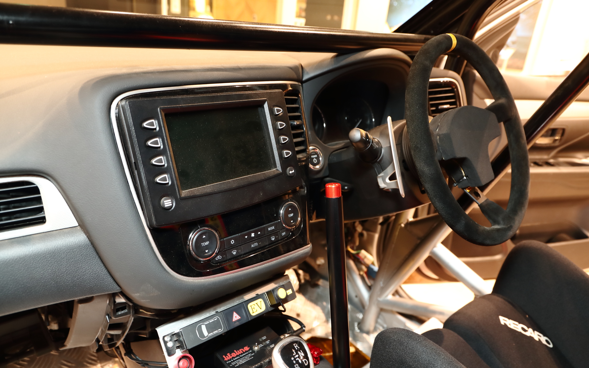 ナビ画面部分には走行中の車両情報が表示されていたとのこと