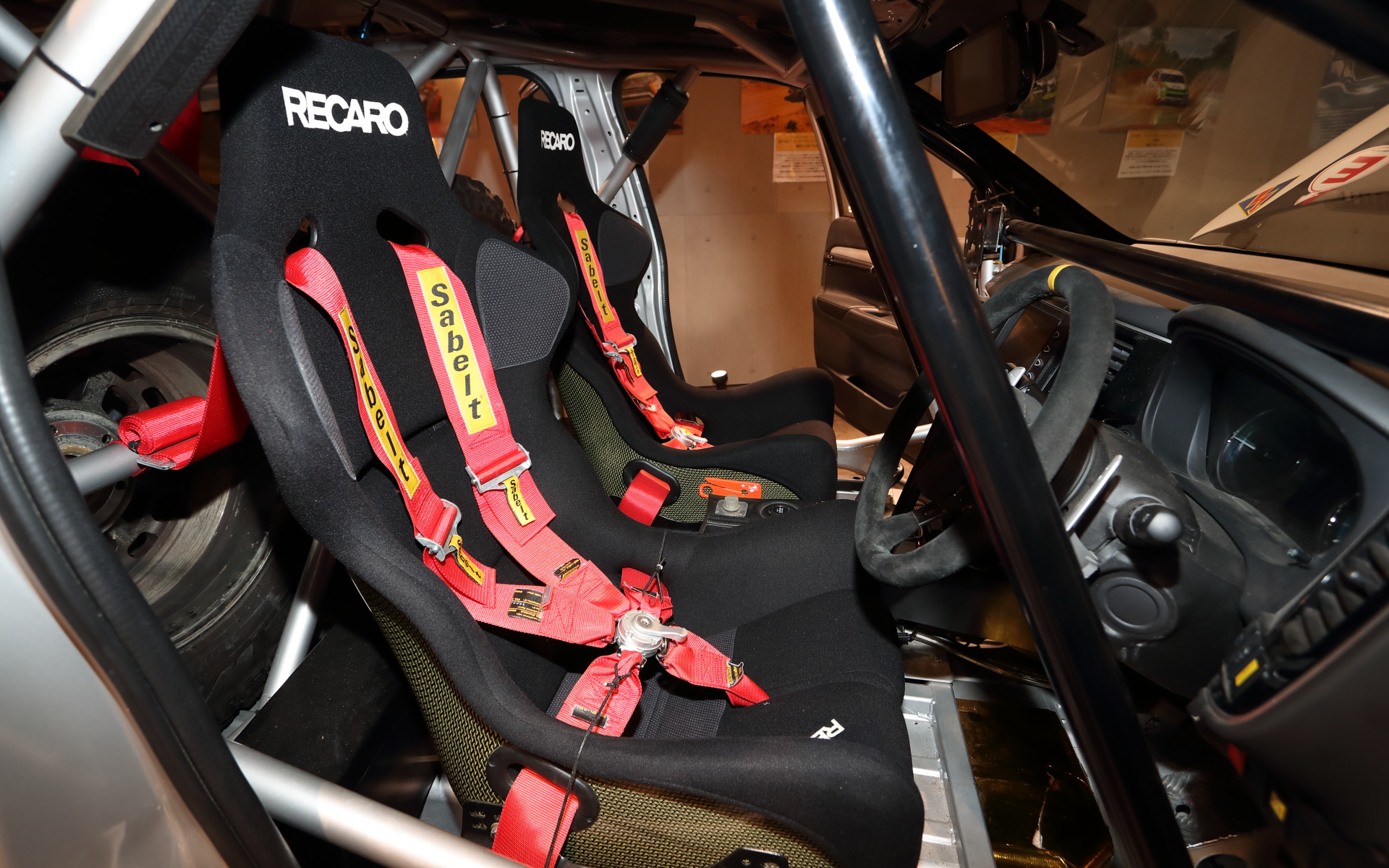 2名乗車に変更され、後部席の場所にはスペアタイヤが2本収められている