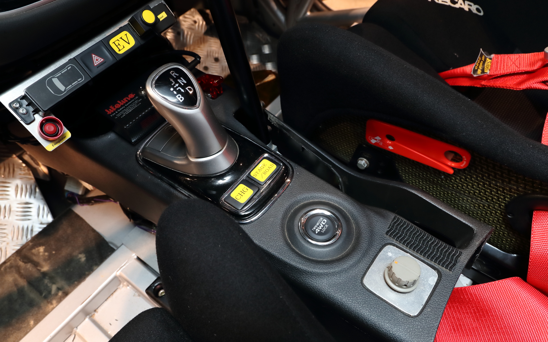 シフトノブまわりもほぼノーマルで、制御に関するスイッチ類が多少追加されている程度だ