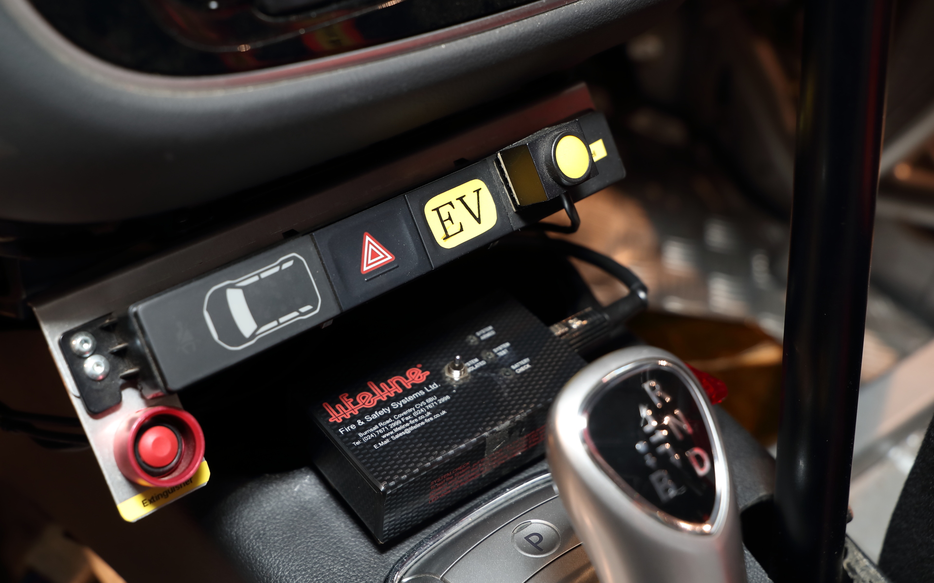 シフトノブまわりもほぼノーマルで、制御に関するスイッチ類が多少追加されている程度だ